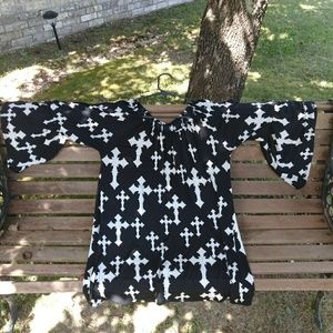 Boutique Tunic. Black off white bell sleeves.